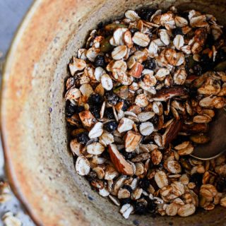 Healthy sugar free taosted almond muesli | perfect with sugar free yoghurt and strawberries for a quick and easy breakfast