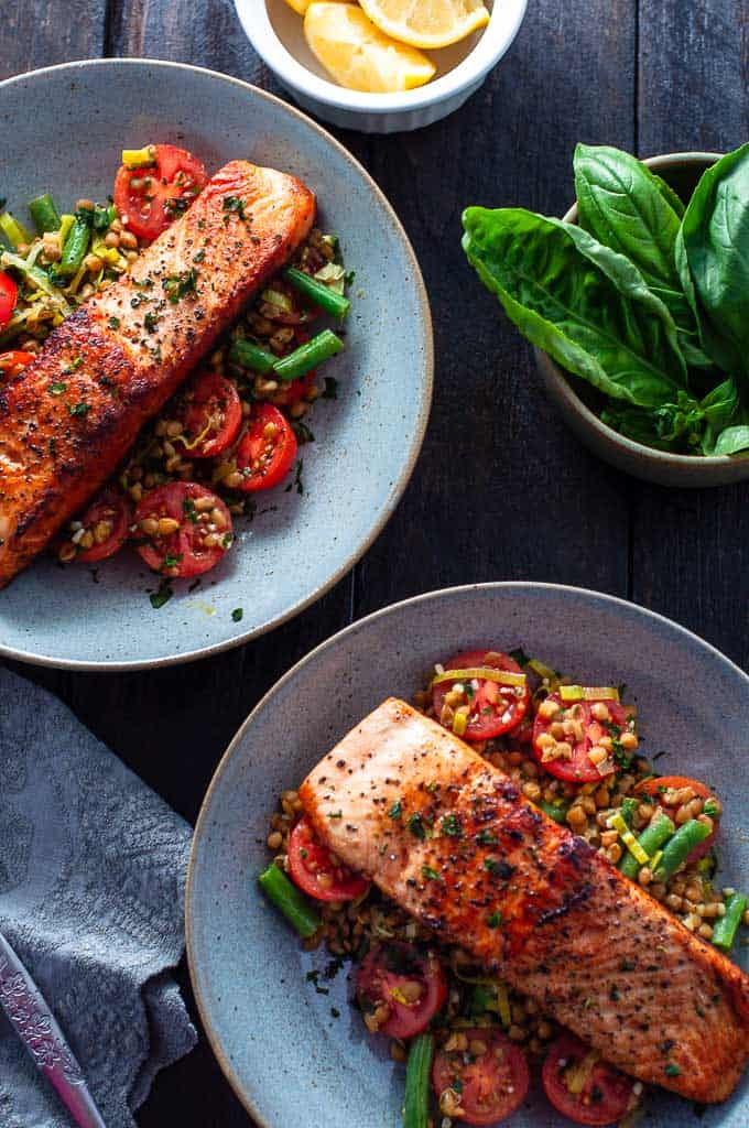 Salmon, lentils and leeks in two bowls