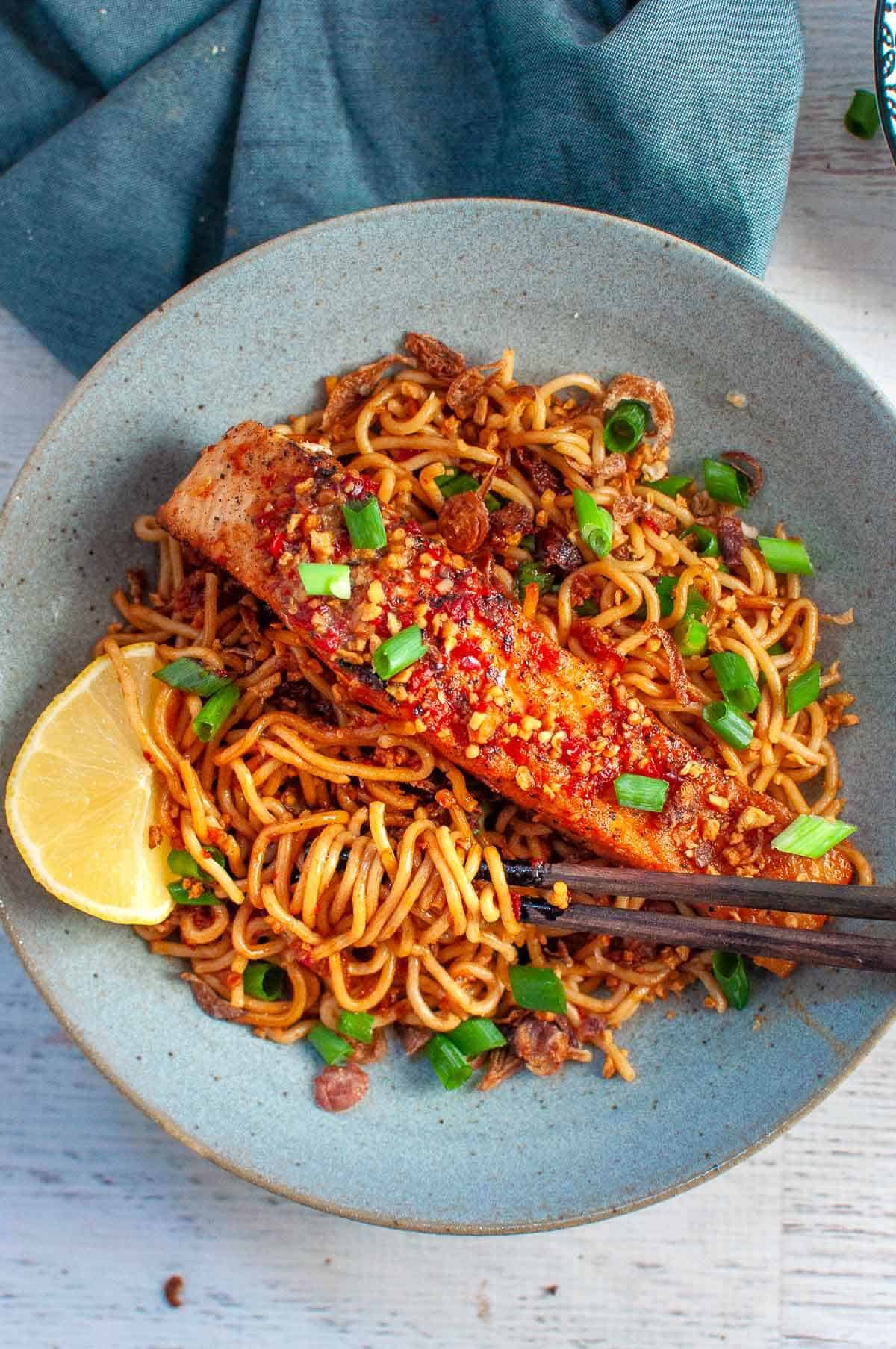 Crispy salmon with noodles in a bowl 