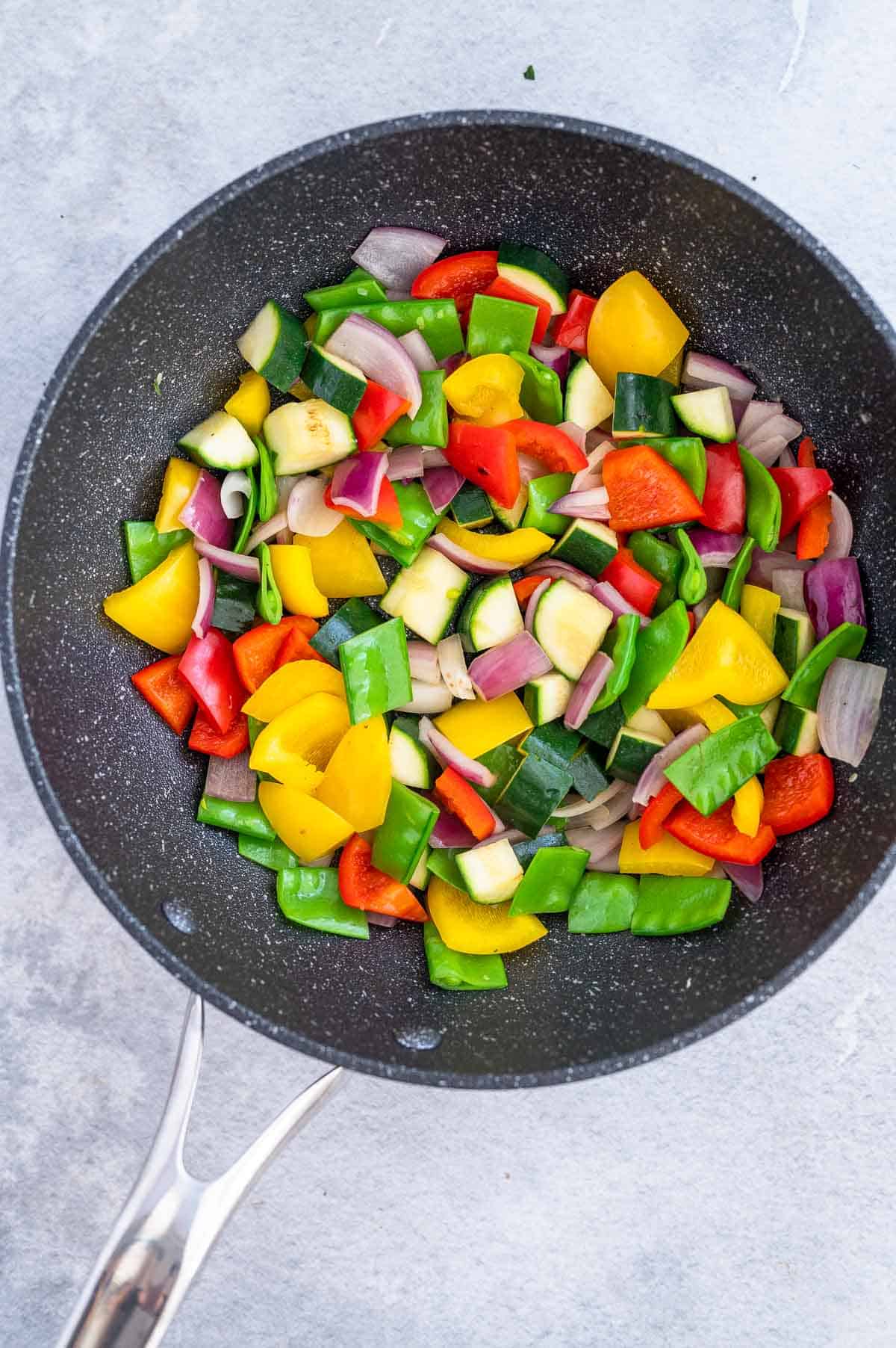 wok with stir fry vegetables in it