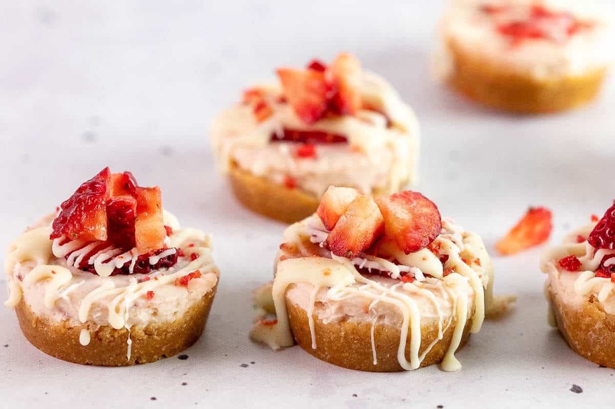 2 strawberry cheesecakes with chocolate and fresh strawberry