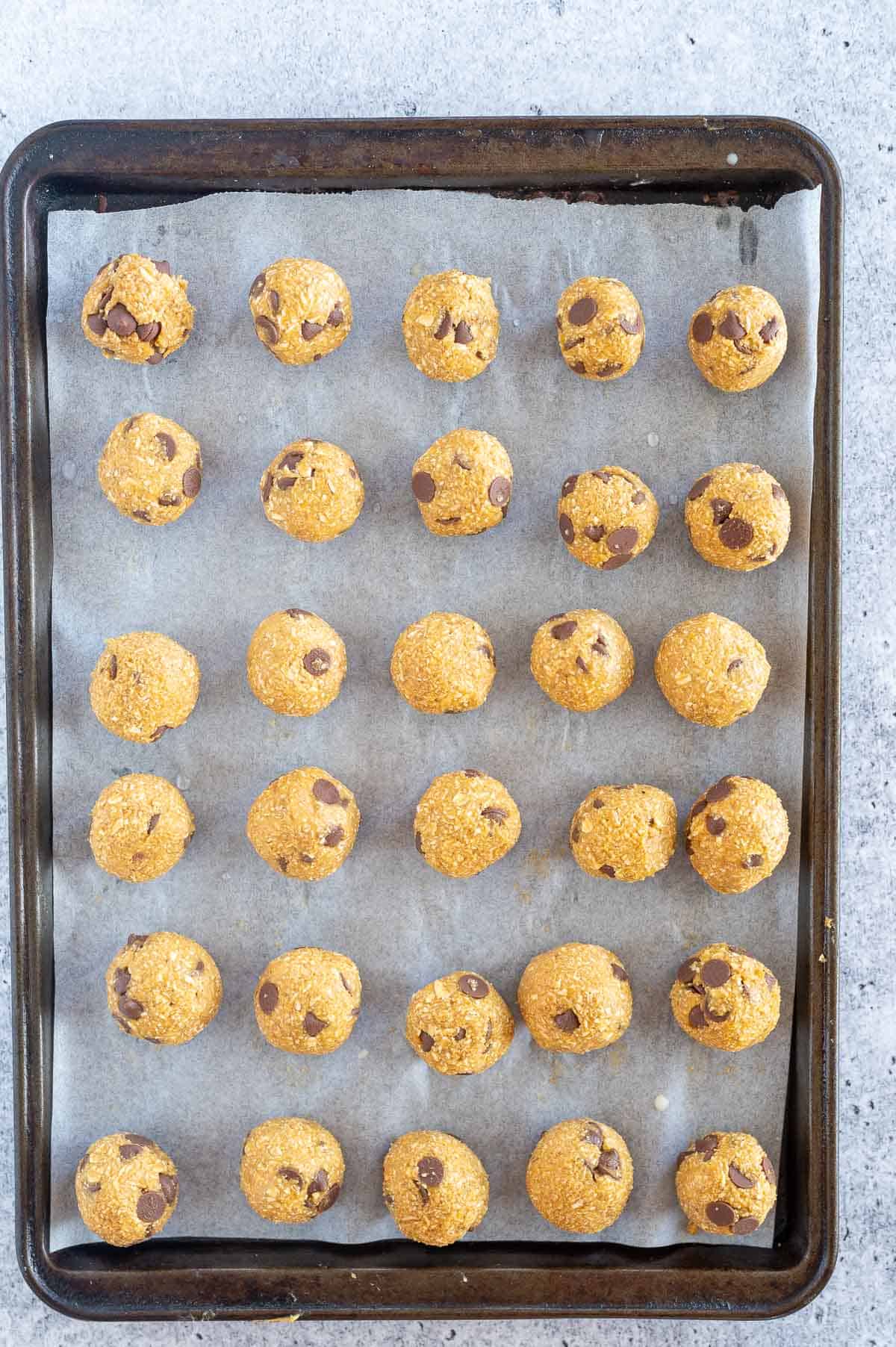 30 pumpkin energy balls on a baking tray