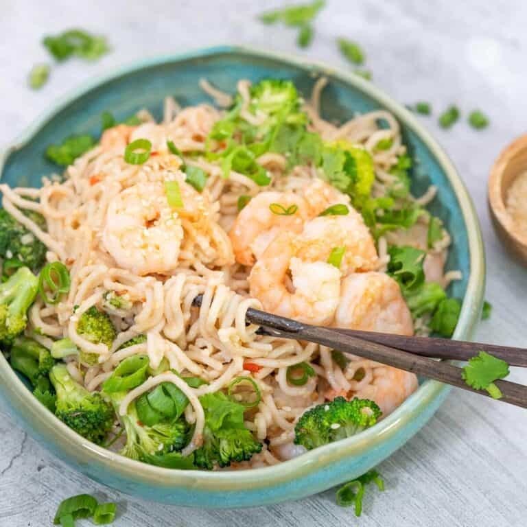 Simple Garlic Chilli Prawns with Noodles