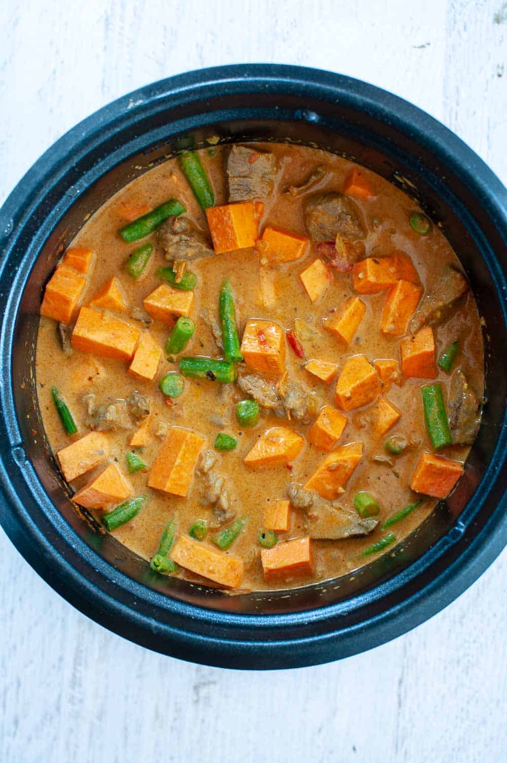 beef and korma curry sauce in slow cooker 