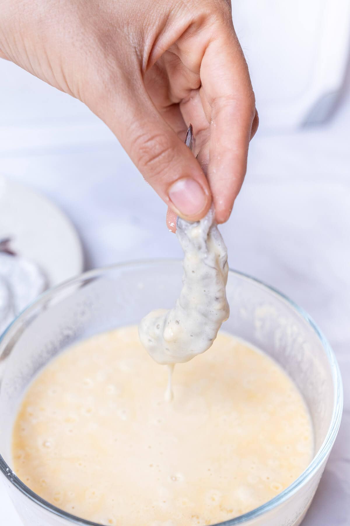 dipping prawn in tempura batter